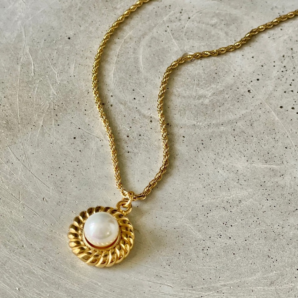 NWT- Retro style gold plated necklace